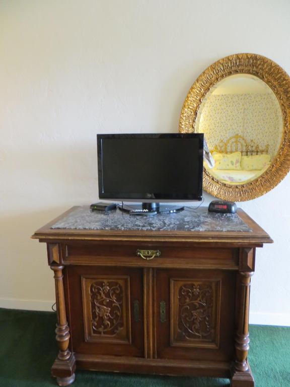 Quarto com Cama Queen-size e Vista da Piscina