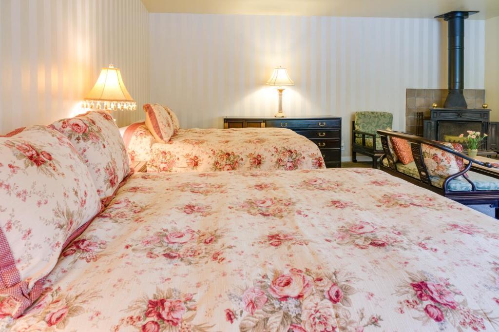 Deluxe Queen Room Two Queen Beds